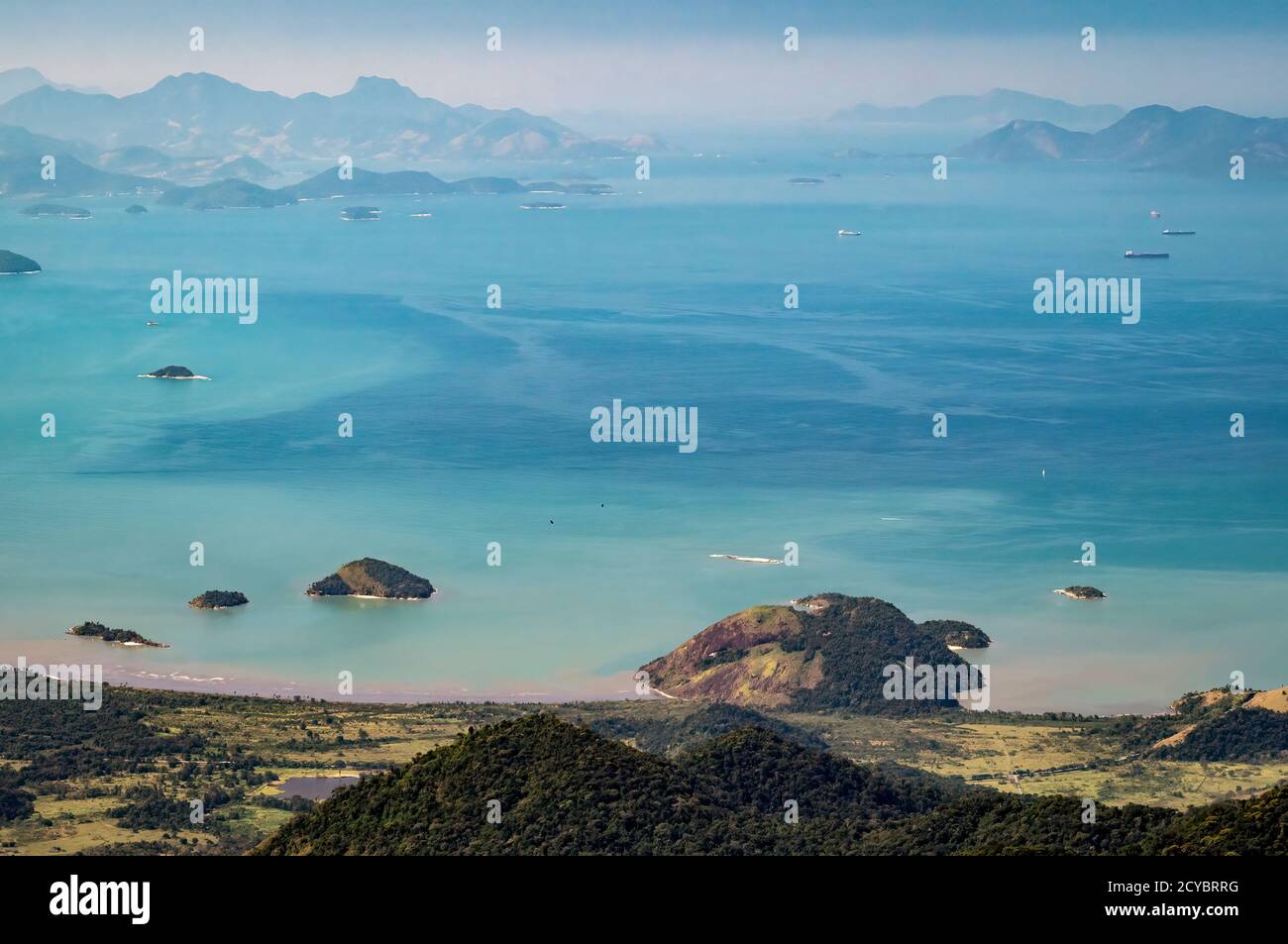 Blick auf Carioca Bay Küste und einige Sea Ridge Berge Silhouette wie gesehen von Pedra da Macela Aussichtspunkt im Serra da Bocaina Nationalpark. Stockfoto