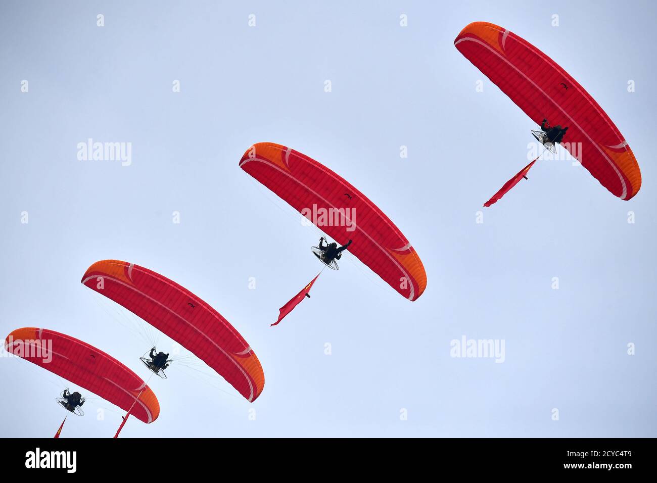 Peking, die chinesische Provinz Henan. Oktober 2020. Luftsportler treten in der Luft in der Stadt Anyang, der zentralchinesischen Provinz Henan, am 1. Oktober 2020 auf. Die Menschen feierten den Nationalfeiertag auf verschiedene Weise. Quelle: Feng Dapeng/Xinhua/Alamy Live News Stockfoto