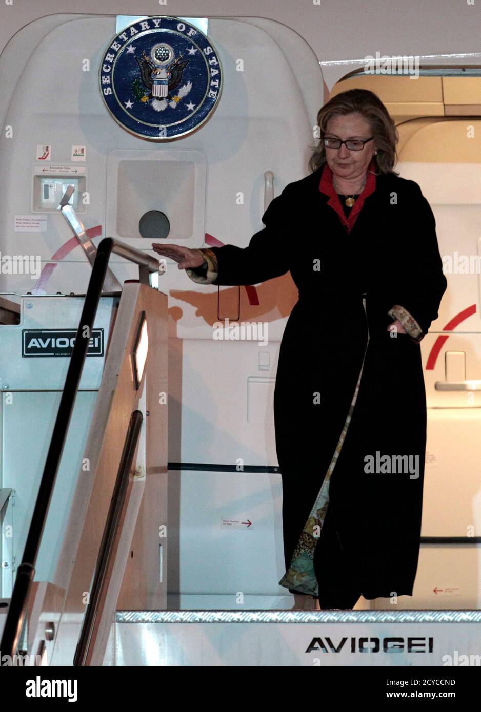 US-Außenministerin Hillary Clinton kommt in Ciampino Flughafen in Rom, 5. Mai 2011. Hillary Clinton nehmen Teil an der zweitägigen Libyen-Kontaktgruppe Sitzung am Donnerstag.                  REUTERS/Alessandro Bianchi (Italien - Tags: Politik) Stockfoto