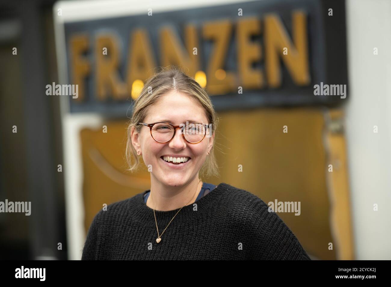 Bremm, Deutschland. September 2020. Winzerin Angelina Franzen steht auf dem Hof ihres Weingutes. Mit einer Steigung von bis zu 65 Grad gehören die steilen Hänge des Bremmer Calmont an der Mosel zu den steilsten Weinbergen Europas. (To dpa 'Knochenarbeit mit Herz im steilen Weinberg' von 02.10.2020) Quelle: Boris Roessler/dpa/Alamy Live News Stockfoto