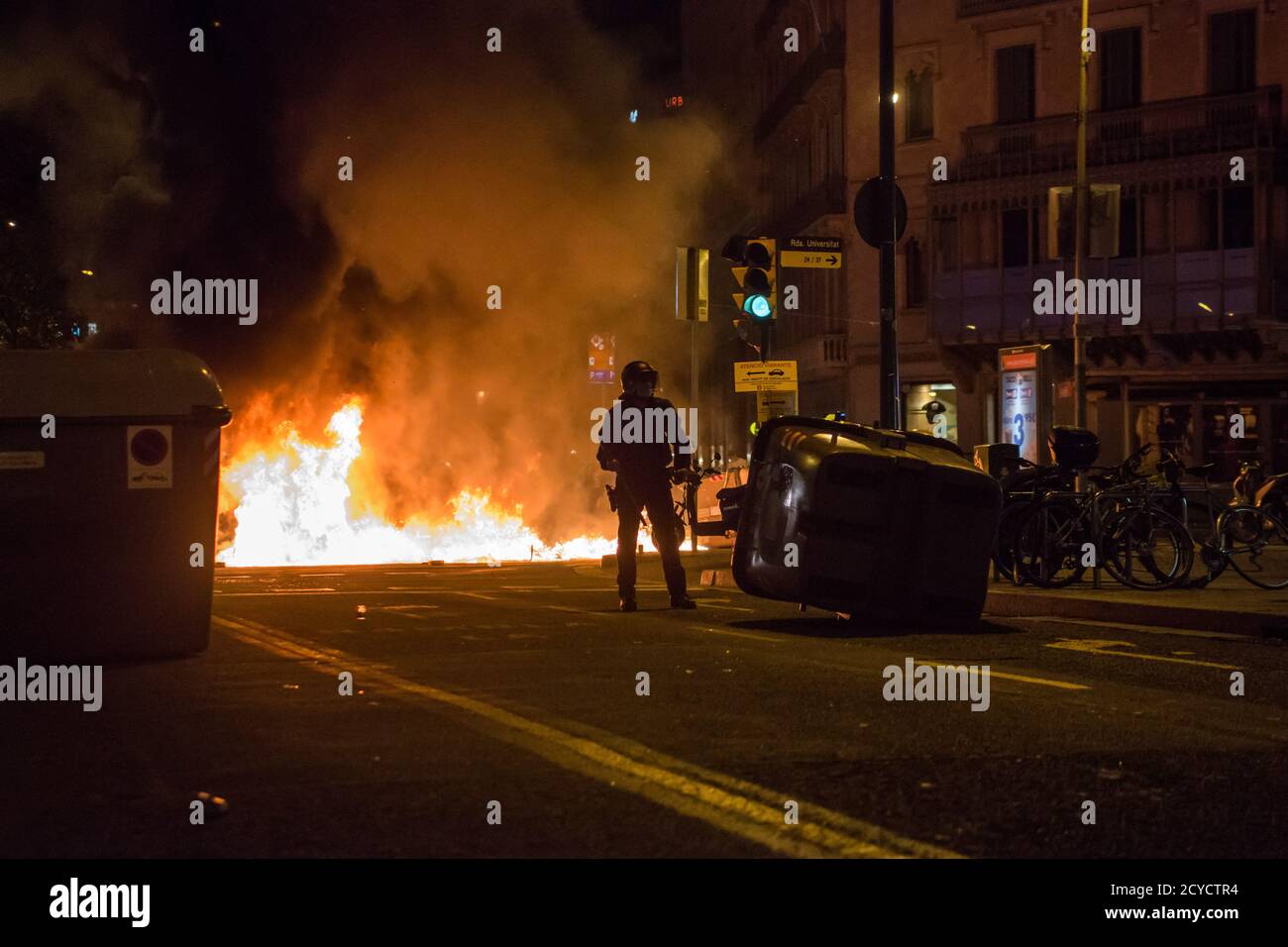 Barcelona, Spanien. Oktober 2020. Die Polizei evakuiert den Bereich der brennenden Container. Am 3. Jahrestag des 1. Oktober 2017, dem Tag, an dem ein Unabhängigkeitsreferendum für Katalonien abgehalten wurde, das von der spanischen Regierung verboten wurde und durch die gewaltsame Intervention der Polizei gekennzeichnet war. Demonstranten, die sich für die Unabhängigkeit einsetzen, marschierten auf den Straßen Barcelonas. Kredit: SOPA Images Limited/Alamy Live Nachrichten Stockfoto