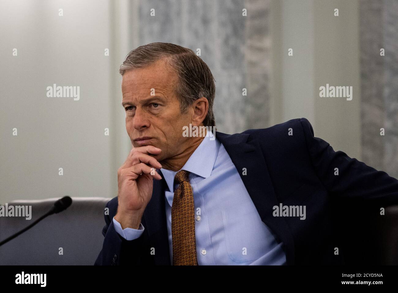 US-Senator John Thune (Republikaner von South Dakota), schaut während einer Anhörung des US-Senats für Handel und Transport-Komitees über NASA-Missionen, Programme und Zukunftspläne auf dem Capitol Hill in Washington, 30. September 2020, Quelle: Graeme Jennings/Pool via CNP /MediaPunch Stockfoto