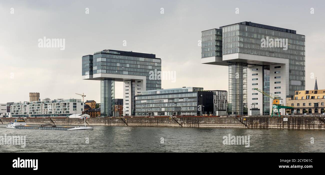 Köln, Deutschland: Rhein vor den Kölner Kranhäusern: Kranhaus 1, Halle 12 und Kranhaus Nord. Linke Seite: Schiff 'Saggitarius' Stockfoto