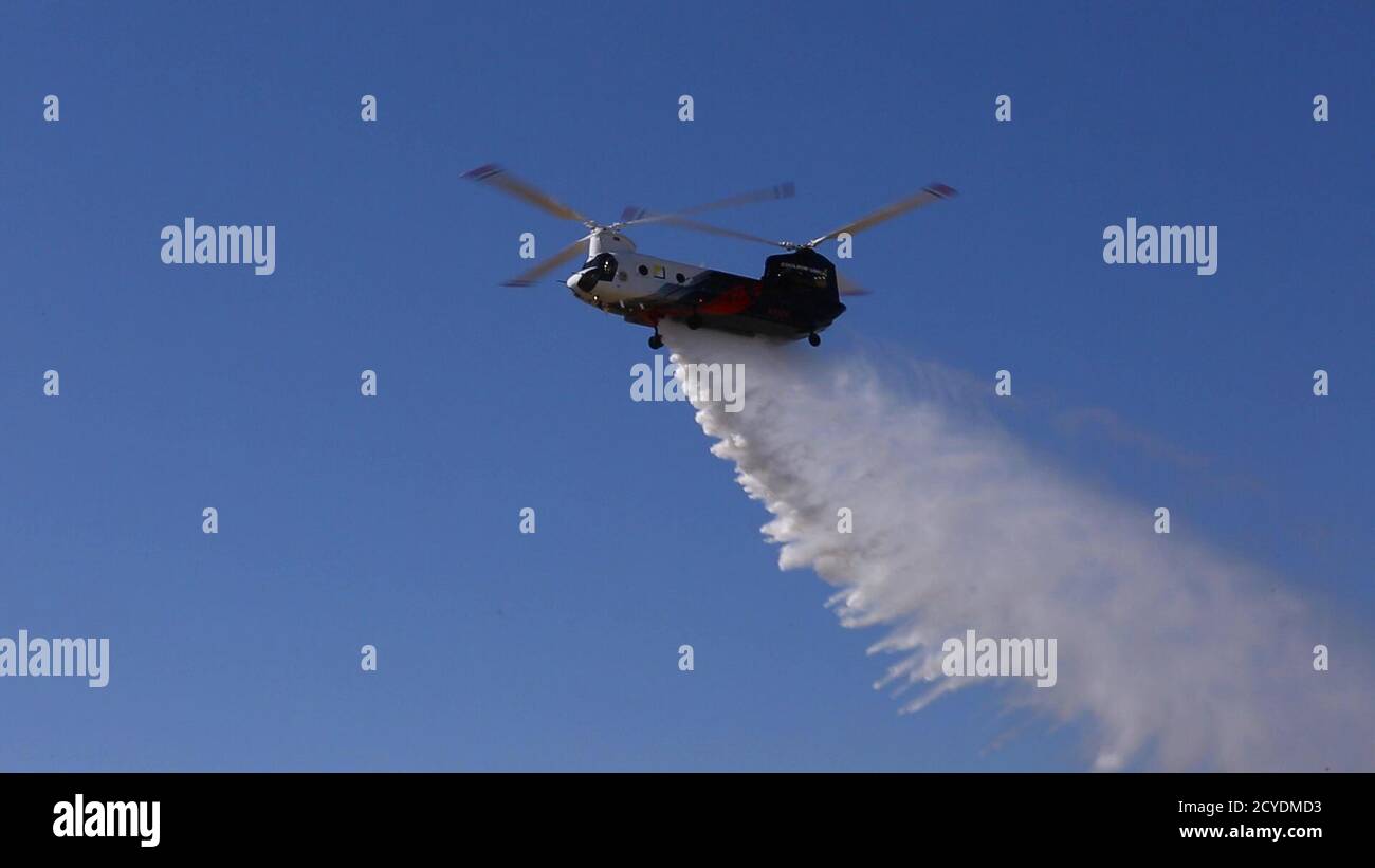 Ein CH-47 Chinook Schwerlift-Hubschrauber im Besitz und betrieben von Coulson Aviation, Inc., Tropfen Wasser auf Los Alamitos Army Airfield, September 30, 2020, für eine Flugdemonstration während einer Pressekonferenz auf Joint Forces Training Base, Los Alamitos, Kalifornien. Der Hubschrauber, der als der größte Helitanker der Welt gefeiert wird, weil er in einem einzigen Durchgang 3,000 Gallonen Wasser fallen lassen kann oder schwer entflammbar ist, ist bis Ende des Jahres auf der Basis für 24/7 Wildfire in Südkalifornien unterwegs. Der Hubschrauber kommt nach Südkalifornien durch eine Partnerschaft mit Orange County Fire Authority mit Fu Stockfoto