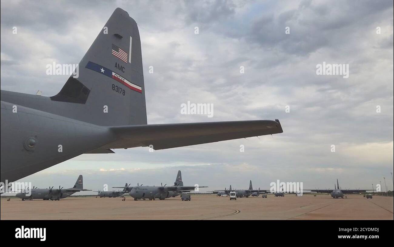 Eine Gruppe von C-130J Super Hercules Flugzeugen sitzt von der Fluglinie während einer groß angelegten Übung auf der Dyess Air Force Base, Texas, 14. Juli 2020. Mit etwa 24 C-130J vom 317. Luftlift Wing und neun vom 19. Luftlift Wing, Little Rock AFB, Arkansas, markierte das Ereignis den größten C-130J Formationsflug in der Geschichte der Air Force. (USA Air Force Foto von Tech. Sgt. David Scott-Gaughan) Stockfoto