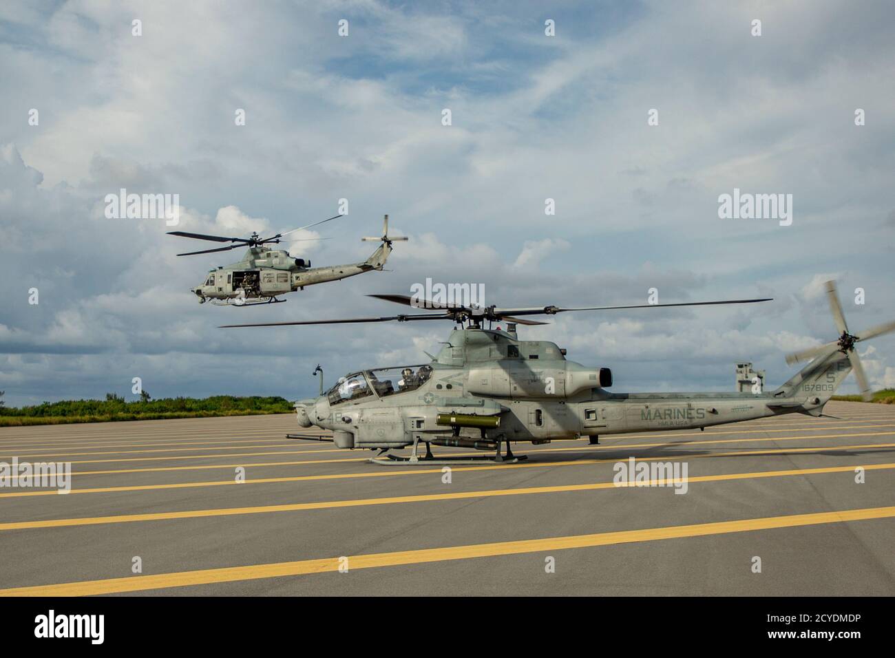 Ein US Marine Corps UH-1Y Venom Hubschrauber (links) und AH-1Z Viper Hubschrauber (rechts), mit Marine Light Attack Helicopter Squadron (HMLA) 469, beginnt Start-off nach Durchführung vorwärts bewaffnen und Betankungspunkt (FARP) Training in IE Shima, Okinawa, Japan, 25. September 2020. HMLA-469 führte die FARP-Schulung durch, um ihre Vertrautheit und Koordination mit dem Betanken und Wiederbewaffnen während des Betriebs in den Vorwärtsstandorten zu erhöhen; die Schulung wurde in Zusammenarbeit mit dem 9. Ingenieur-Unterstützungsbataillon (ESB), dem 3. Transport-Unterstützungsbataillon (TSB) und dem Kampflogistikregiment (CLR) 3 durchgeführt. (USA Marin Stockfoto