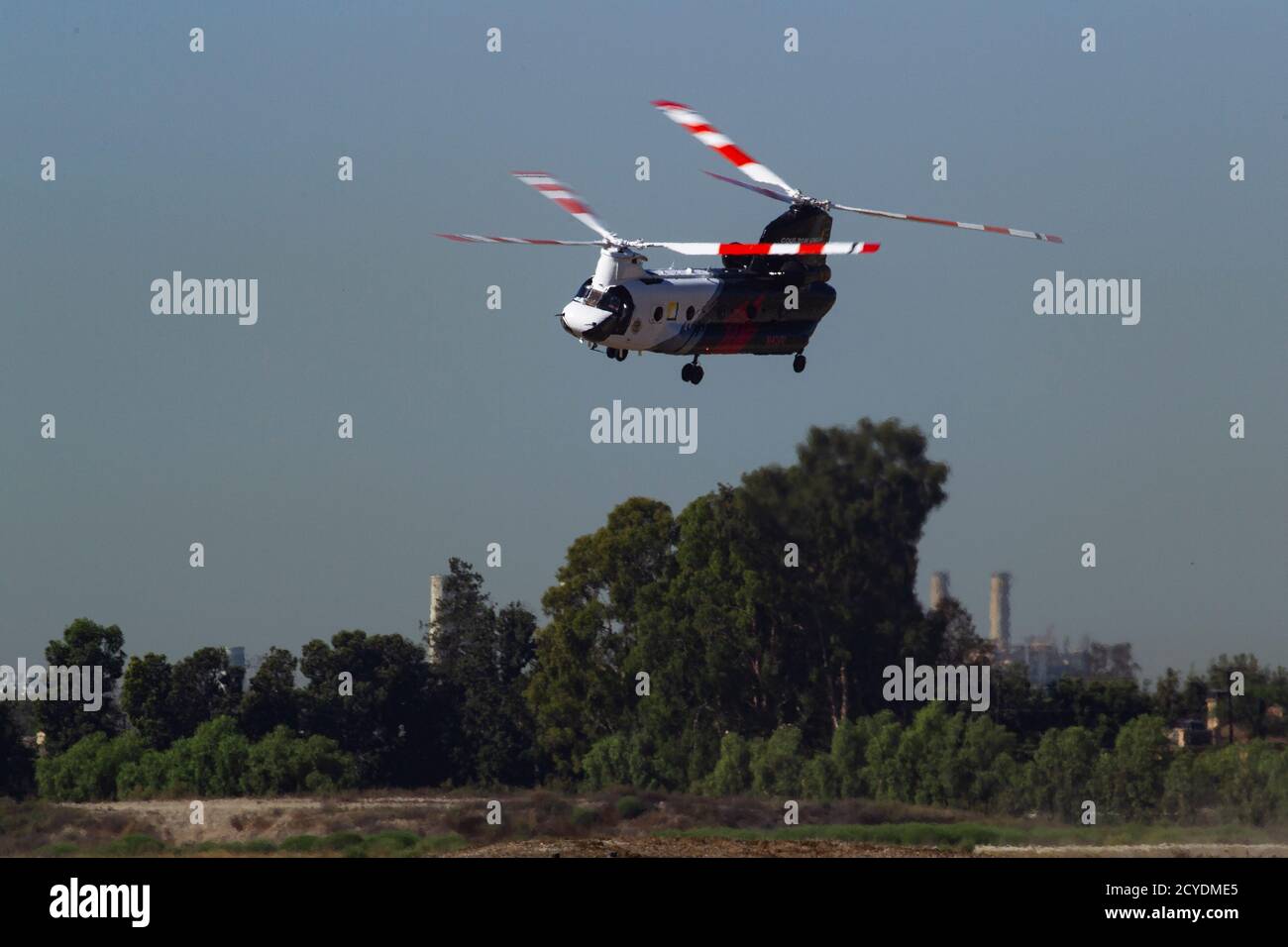 Ein CH-47 Chinook Schwerlift-Hubschrauber im Besitz und betrieben von Coulson Aviation, Inc., hebt ab Los Alamitos Army Airfield, September 30, 2020, für eine Flugdemonstration während einer Pressekonferenz auf Joint Forces Training Base, Los Alamitos, Kalifornien. Der Hubschrauber, der als der größte Helitanker der Welt gefeiert wird, weil er in einem einzigen Durchgang 3,000 Gallonen Wasser fallen lassen kann oder schwer entflammbar ist, ist bis Ende des Jahres auf der Basis für 24/7 Wildfire in Südkalifornien unterwegs. Der Hubschrauber kommt nach Südkalifornien durch eine Partnerschaft mit Orange County Fire Authority mit Fu Stockfoto