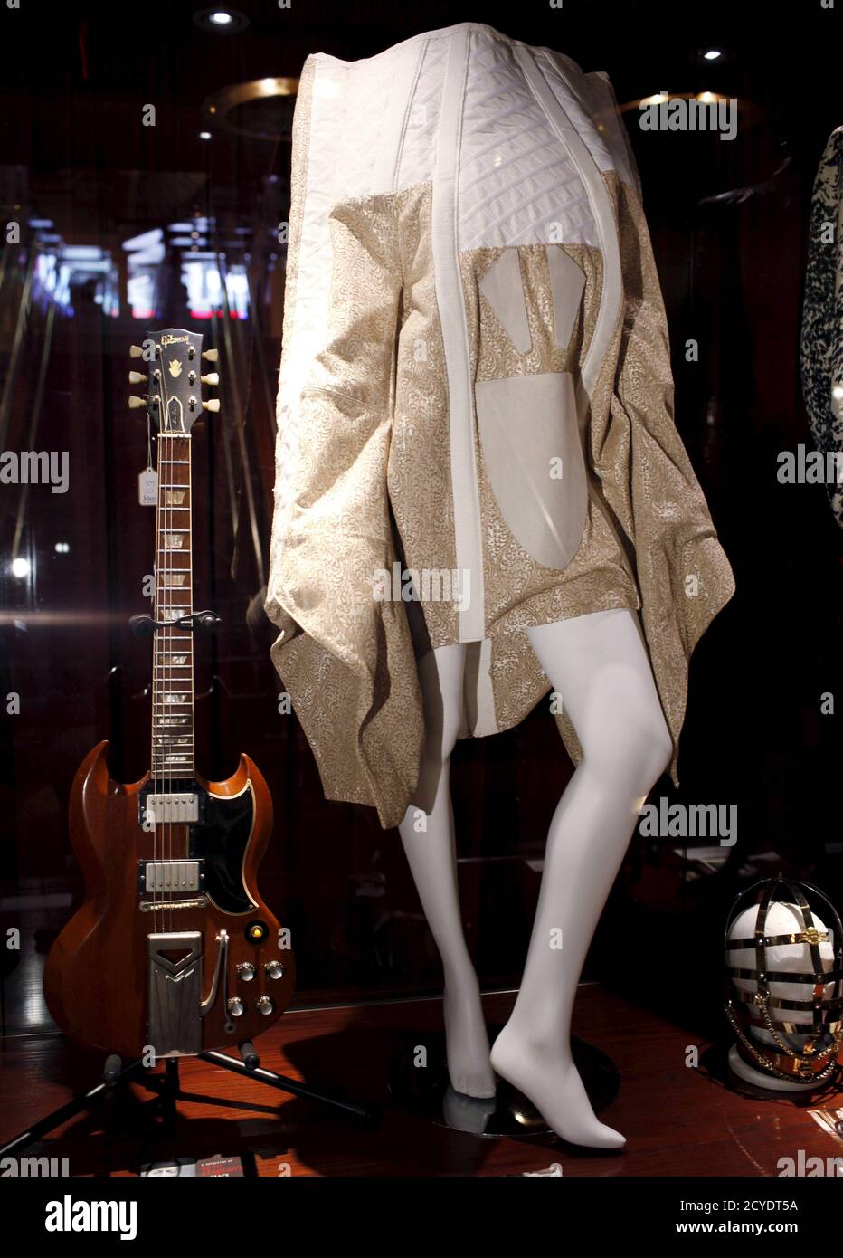 Ein von Thomas Hanisch entworfener avantgardistischer Mantel, der von der  Sängerin Lady Gaga an ihrem 28. Geburtstag 2014 getragen wird, ist zusammen  mit einer Gibson SG Les Paul Gitarre zu sehen, die