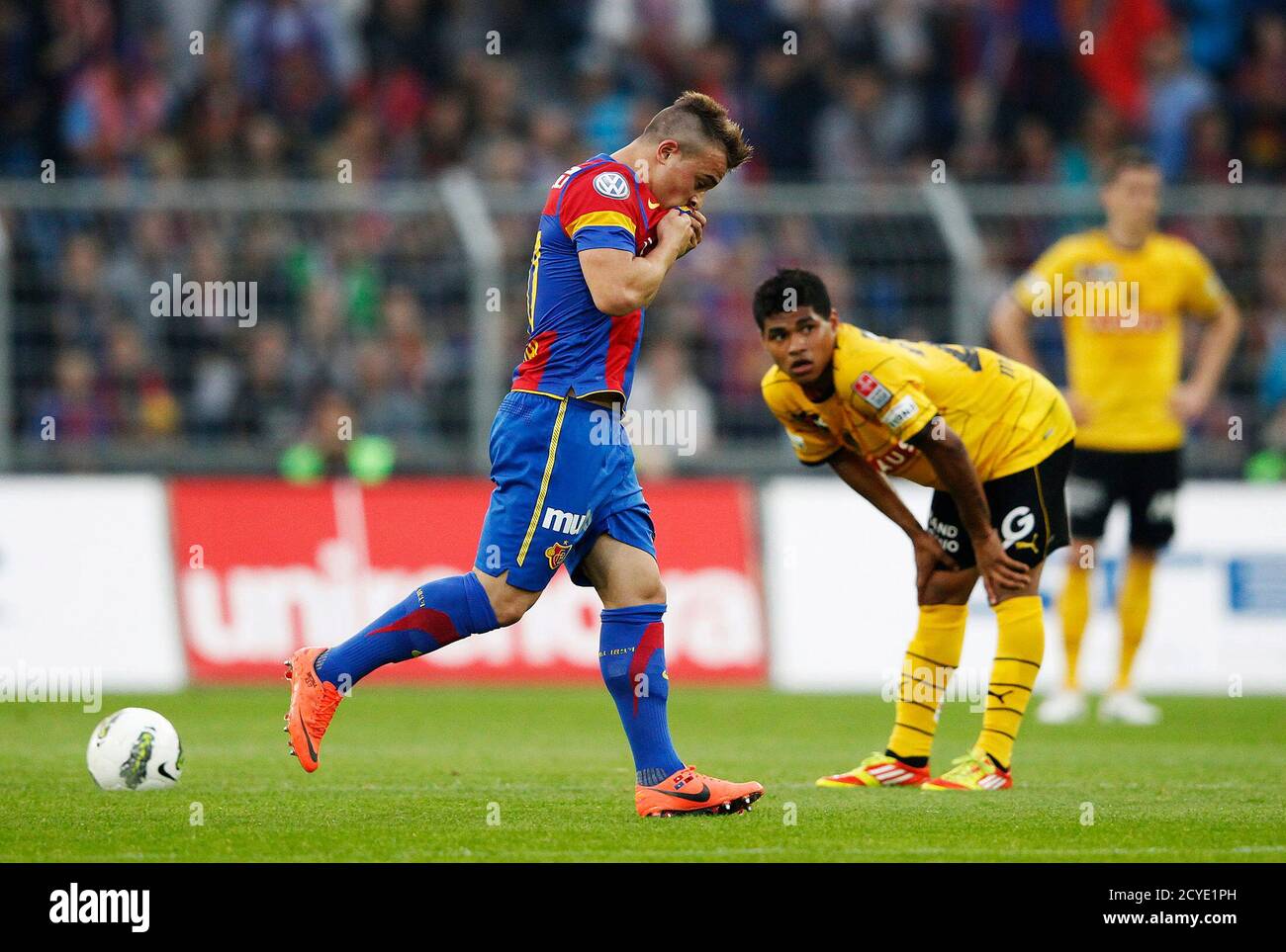 FC Basel (FCB) Xherdan Shaqiri (C) feiert nach ein Tor gegen BSC Young Boys  (YB) als YB Josef Martinez Uhren während ihrer Schweizer Super  League-Fußballspiel in Basel 23. Mai 2012. REUTERS/Michael Buholzer (