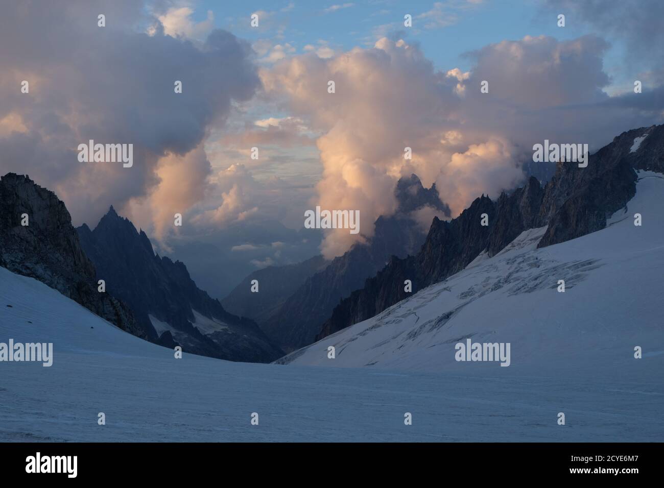 Abends Blick vom Refugio Turino Richtung mer de glace und Chamonix Stockfoto