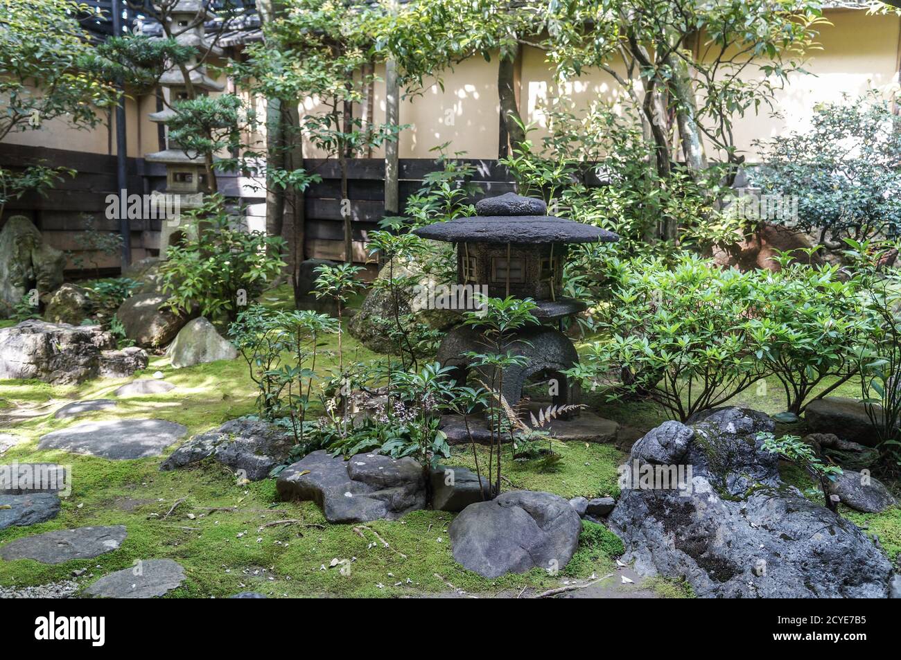 Traditioneller japanischer Garten in einem Ryokan-Raum in Kyoto, Japan Stockfoto