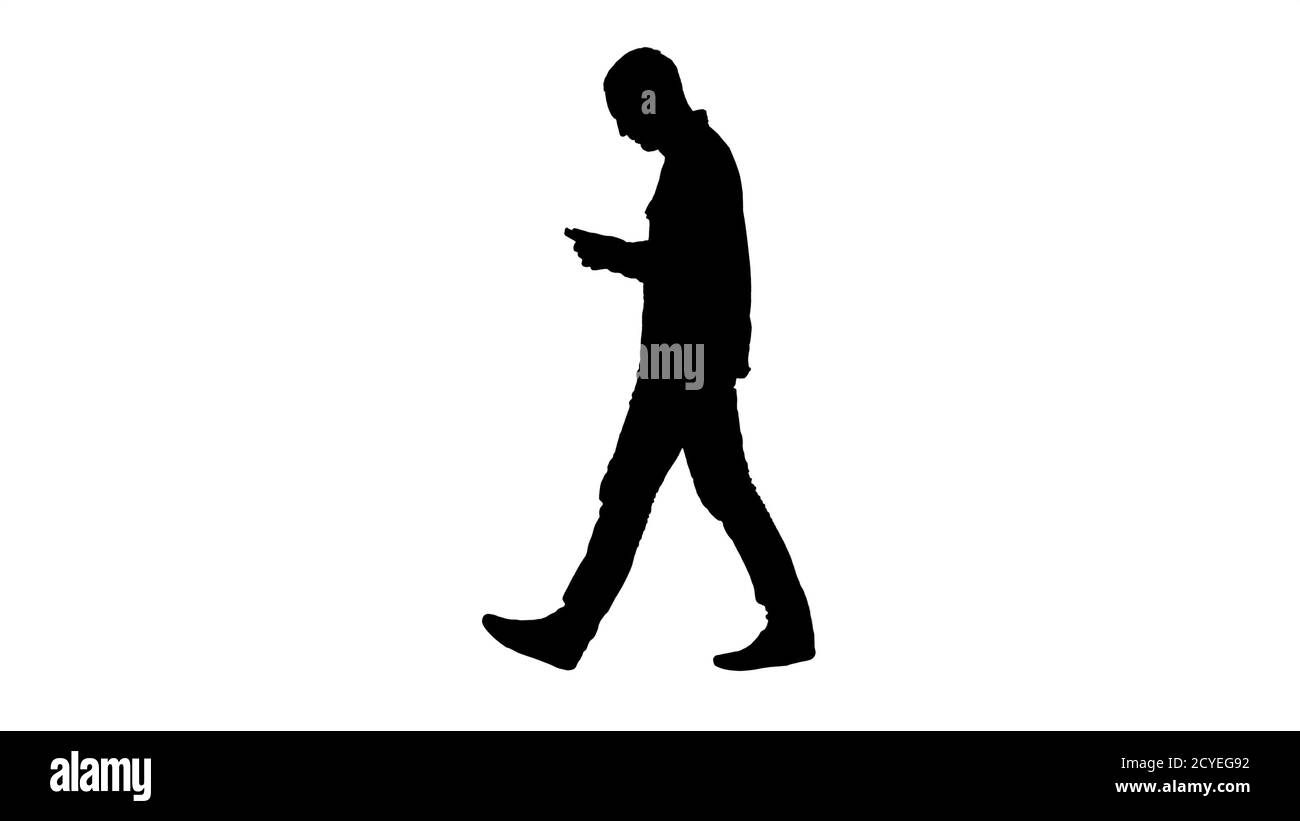 Silhouette Junge smart casual Mann zu Fuß und Lesung Nachricht auf Stockfoto