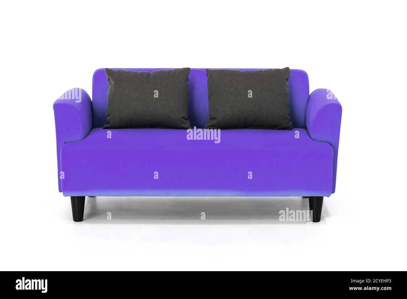 Blau, im skandinavischen Stil modern Sofa auf weißem Hintergrund mit modernen und minimalistischen Design für stilvolle Wohnzimmer. Stockfoto