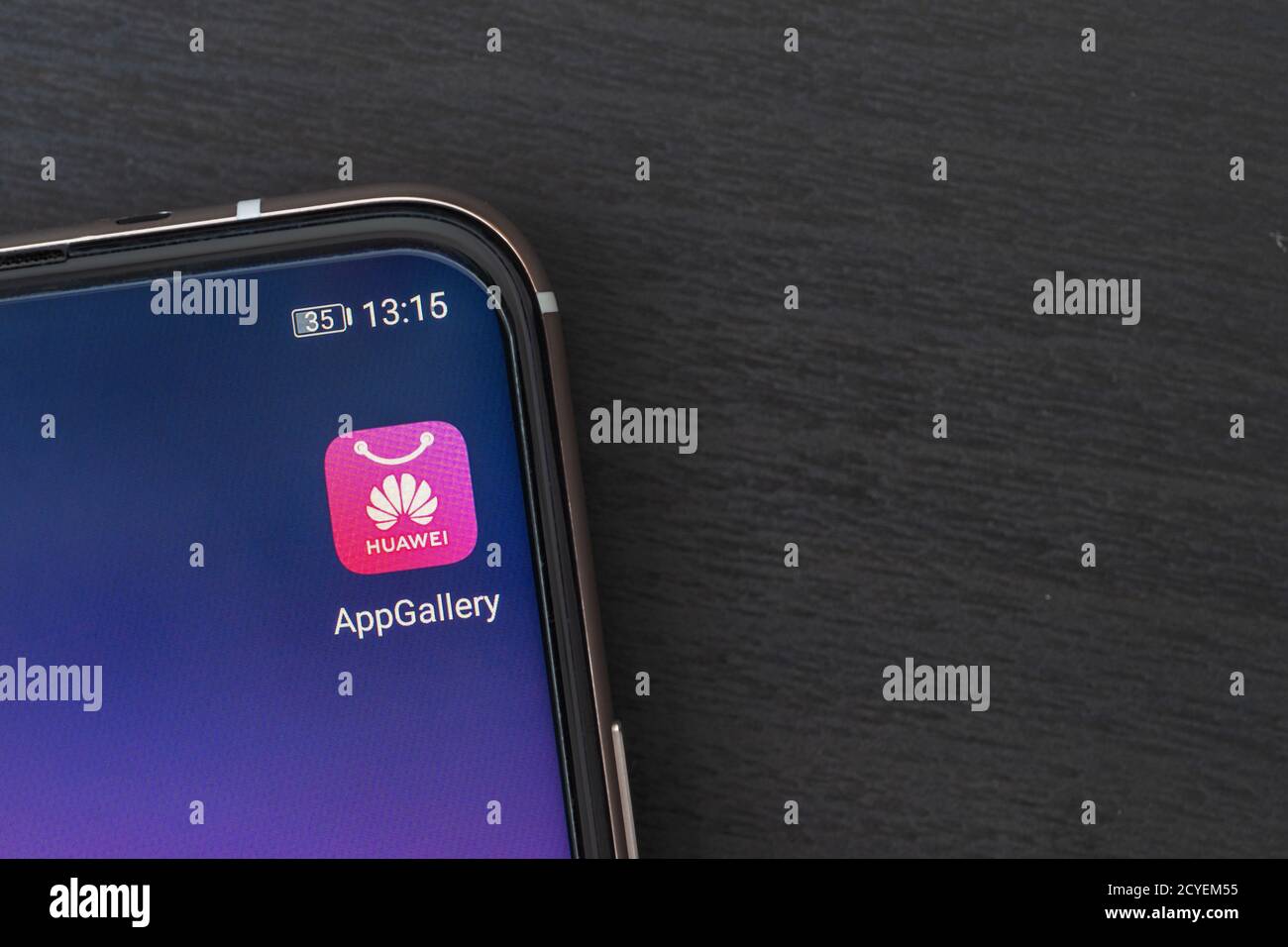 Moskau, Russland - 1. Oktober 2020: Huawei App Gallery Icon auf dem Smartphone-Bildschirm. Handelskrieg und Sanktionskonzept. Speicherplatz kopieren Stockfoto