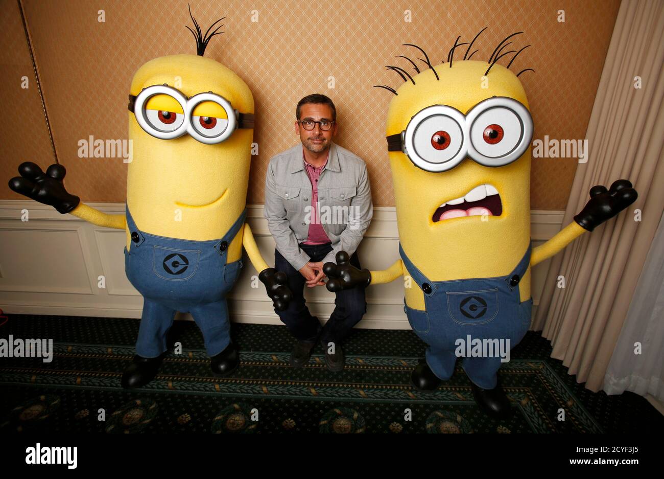 Der Schauspieler Steve Carell Posiert Mit Zwei Lebensgrossen Minion Charakteren Wahrend Er Am 14 Juni 13 In Los Angeles Kalifornien Fur Seinen Kommenden Film Dispicable Me 2 Wirbt Der Liebenswerte Bosewicht Gru Ist