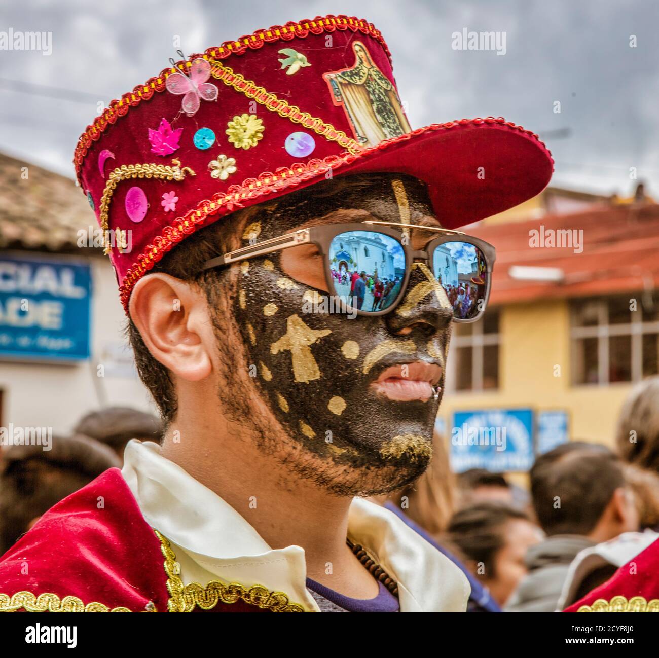 Latacunga, Ecuador - September 22, 2018 - Junge Männer Kleid in gestaltete Zifferblatt schwarz African Slave, der die Stadt im 17. Jahrhundert gerettet zu feiern. Stockfoto