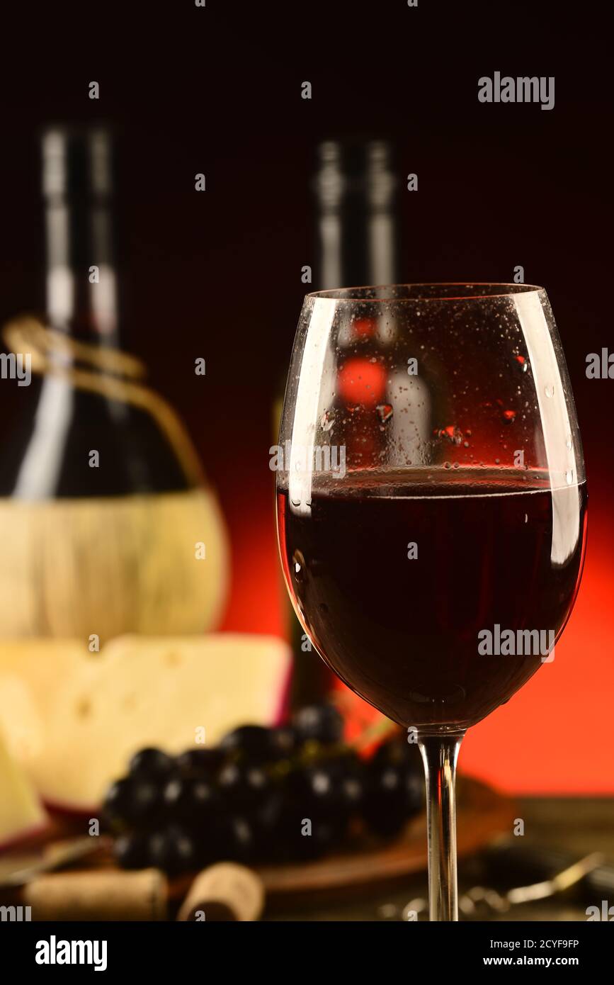 Glas Wein und Käse, Wein Foto Konzept Stockfoto