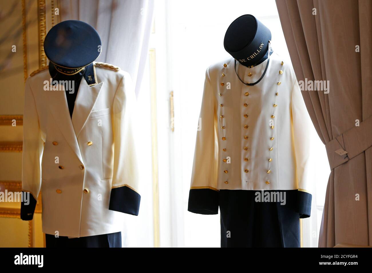 Staff Uniforms Stockfotos Und Bilder Kaufen Alamy