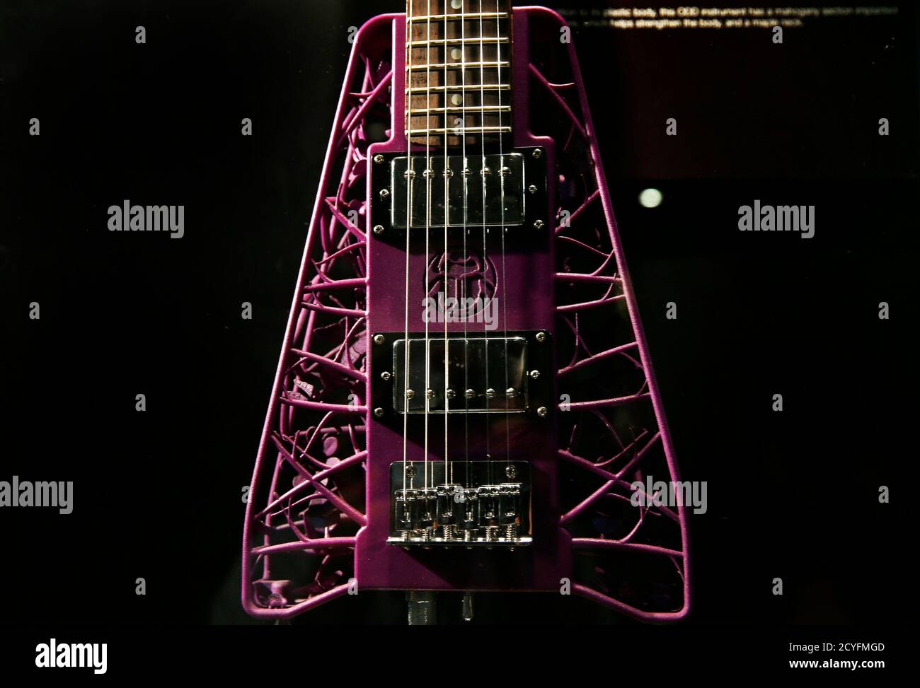 Eine e-Gitarre mit 3D-Drucktechnologie aus Neuseeland 3D Hersteller  ungerade Gitarren Teil der neuen Ausstellung des Nationalmuseums Gitarre  auf dem Display als wird gemacht "Gitarre: das Instrument, die die Welt  erschüttert" Liberty Science