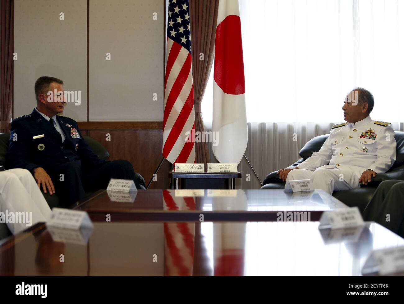 US Air Force Generalleutnant John Dolan (L), der neue Kommandant der US-Streitkräfte Japan (USFJ), spricht mit Admiral Katsutoshi Kawano, Chef des Joint Staff der japanischen Selbstverteidigungskräfte, während ihres Treffens im Verteidigungsministerium in Tokio, Japan, am 16. Juni 2015. REUTERS/Yuya Shino Stockfoto
