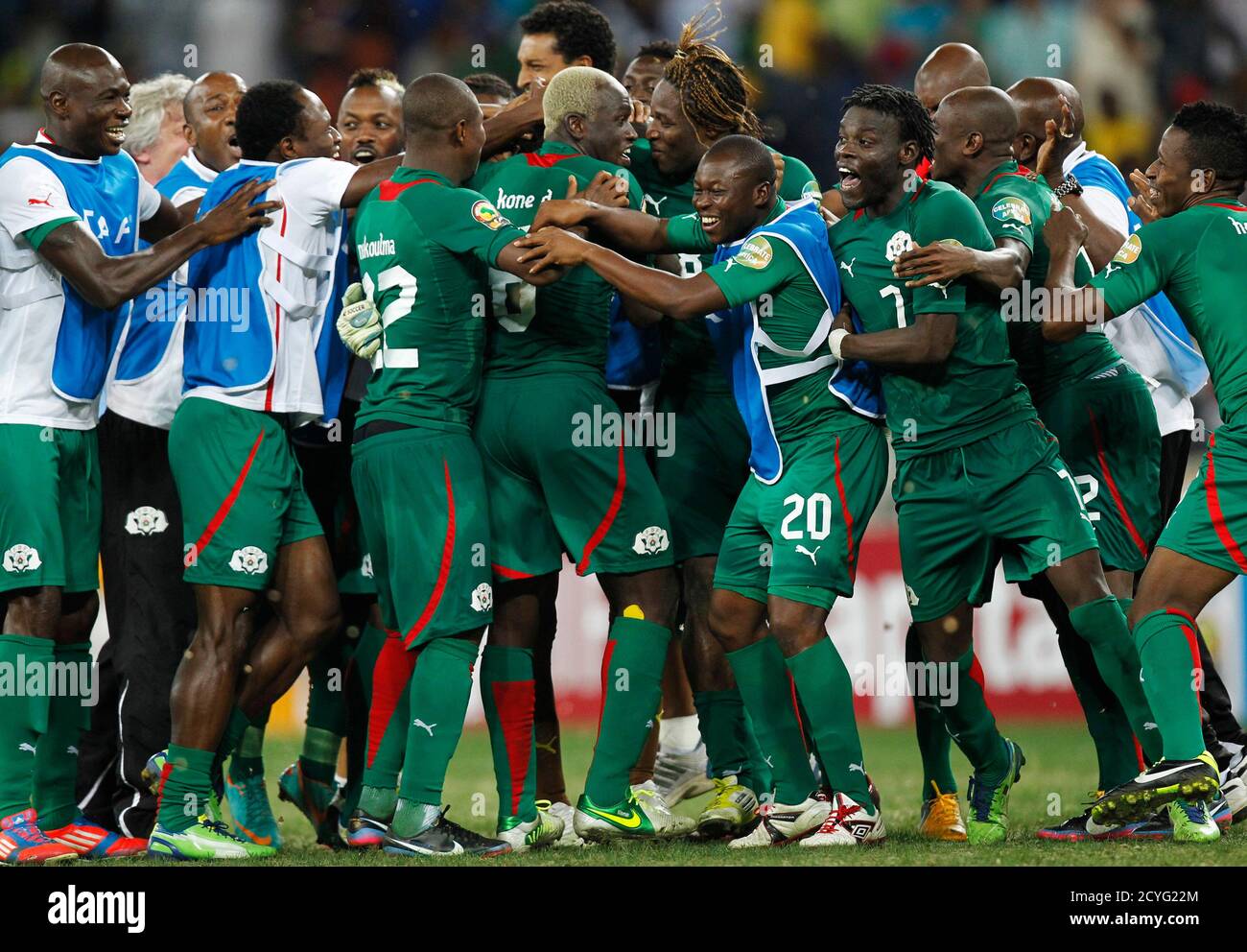 Burkina Faso-Spieler feiern ihren African Cup of Nations (AFCON 2013) Halbfinale Fußballspiel gegen Ghana im Mbombela-Stadion in Nelspruit, 6. Februar 2013 zu gewinnen. REUTERS/Thomas Mukoya (Südafrika - Tags: SPORT-Fußball-TPX-Bilder des Tages) Stockfoto