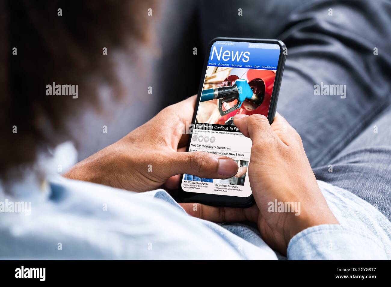 African American Hand Holding Mobile Phone Reading Nachrichten Stockfoto