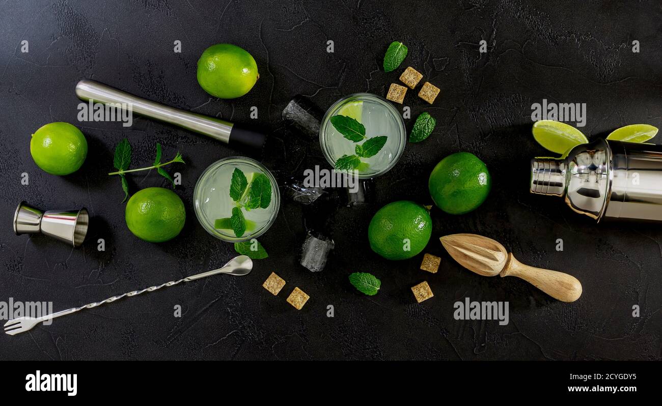 Erfrischender alkoholischer Minzcocktail Mojito mit Rum und Limette Stockfoto