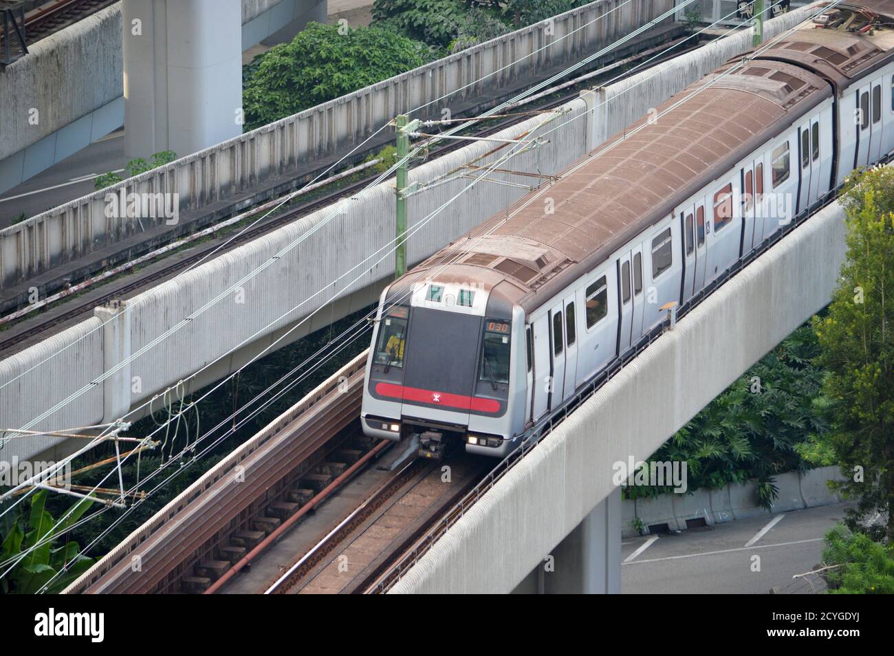 Ein Hong Kong MTR Zug nähert sich Lai King Station auf Ein erhöhter Streckenabschnitt Stockfoto