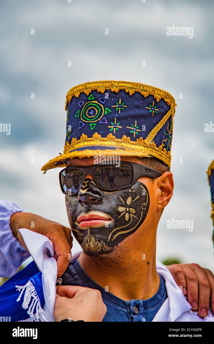 Latacunga, Ecuador - September 22, 2018 - Junge Männer Kleid in gestaltete Zifferblatt schwarz African Slave, der die Stadt im 17. Jahrhundert gerettet zu feiern. Stockfoto