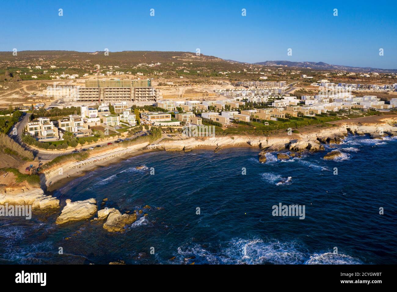 Luftaufnahme des Cap St. Georges Beach Club Resort Entwicklung, in der Nähe von Peyia, Paphos Region, Zypern. Stockfoto