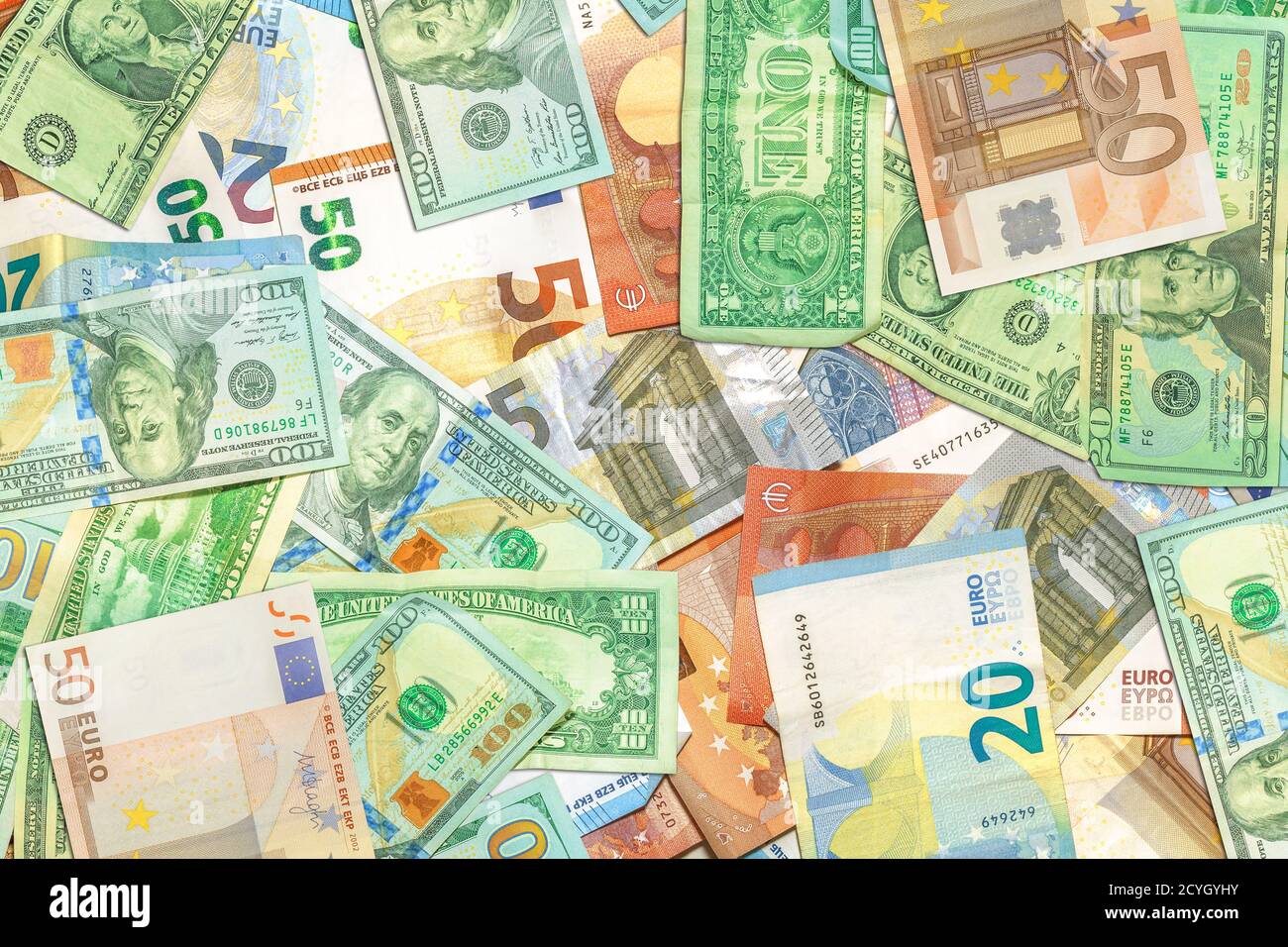 Amerikanische Dollar mit europäischen Euro-Banknoten Hintergrund. USD- und EUR-Währung. Finanzkonzept zum Euro-Dollar-Wechselkurs. Stockfoto