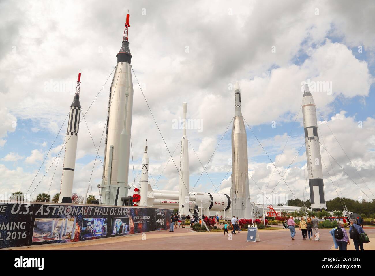 Raketen, die die NASA-Weltraumtechnologie über Jahrzehnte im Kennedy Space Center, Cape Canaveral, USA demonstrieren Stockfoto