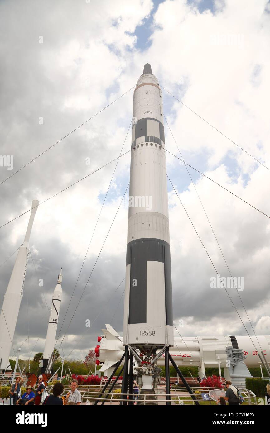 Raketen, die die NASA-Weltraumtechnologie über Jahrzehnte im Kennedy Space Center, Cape Canaveral, USA demonstrieren Stockfoto