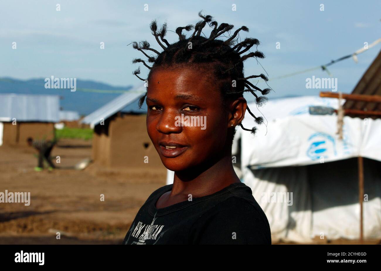 Ein Flüchtling aus der Demokratischen Republik Kongo geht im Kakuma Flüchtlingslager im Turkana District, nordwestlich von Kenias Hauptstadt Nairobi, 17. Mai 2012. Das Camp wurde ursprünglich entwickelt, um 100.000 Personen und beherbergt derzeit etwa 96.000 Flüchtlinge, laut UN Refugee Agency (UNHCR). REUTERS/Thomas Mukoya (Kenia - Tags: Gesellschaft Unruhen) Stockfoto