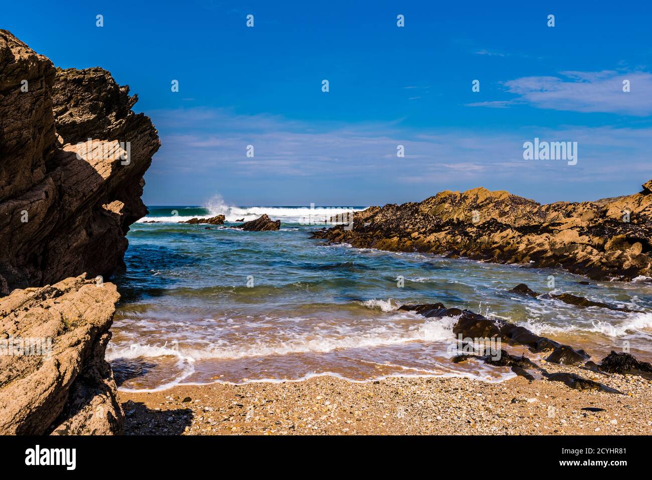 Wellen und Felsen in der Nähe von Fistral Beach, Newquay, Cornwall, Großbritannien Stockfoto