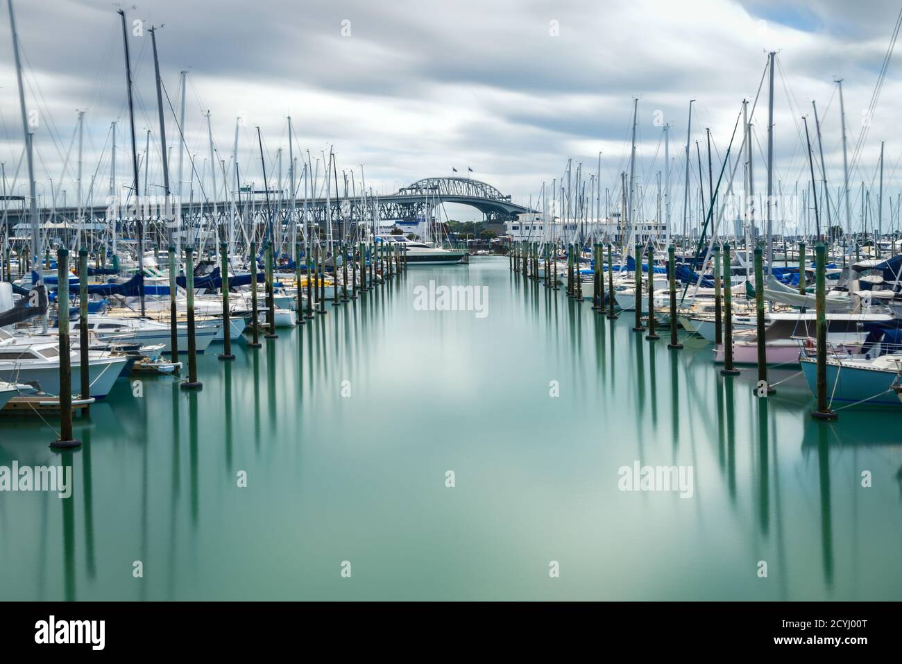 Auckland Harbour Bridge in Auckland, Neuseeland, aufgenommen von Westhaven Marina mit Langzeitbelichtung. Die Brücke verbindet St Marys Bay in der Stadt Auckland Stockfoto