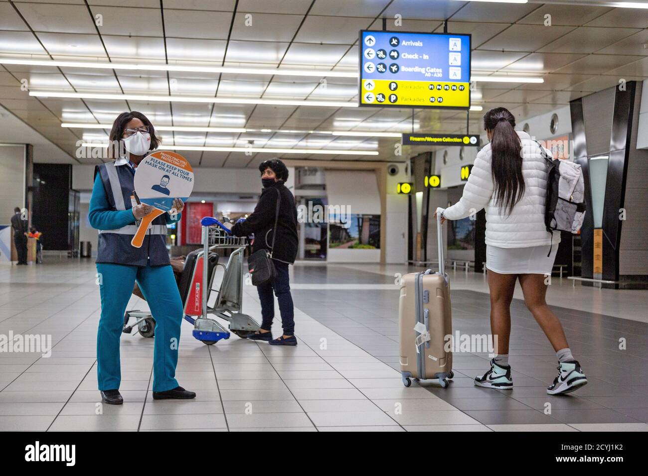 Johannesburg, Südafrika. Oktober 2020. Passagiere werden am OR Tambo International Airport in Johannesburg, Südafrika, am 1. Oktober 2020 gesehen. Südafrika hat damit begonnen, Unternehmen, Investoren und qualifizierte Experten in das Land ab Oktober 1. Der Minister für internationale Beziehungen und Zusammenarbeit Naledi Pandor sagte, dass diejenigen, die für Tourismus aus risikoreiche Länder reisen wollen, nicht in das Land einreisen dürfen. Für Geschäftsreisende aus diesen Ländern ist es jedoch erlaubt. Quelle: Yeshiel/Xinhua/Alamy Live News Stockfoto