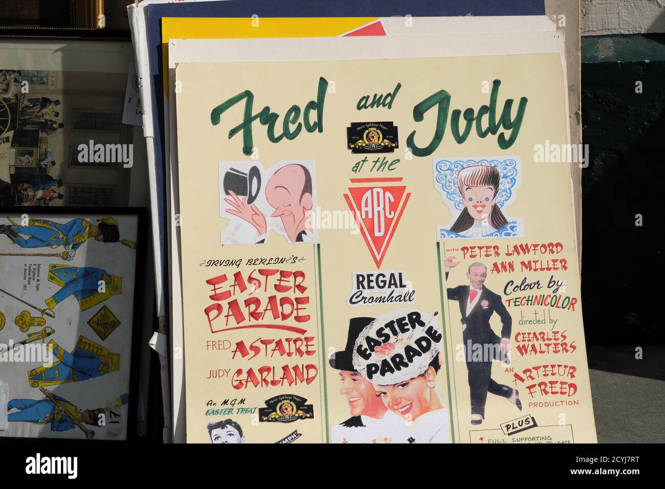 Altes Filmplakat für die Osterparade ( erstellt 1948 ) Mit Fred Astaire und Judy Garland im Second Hand Shop Stockfoto
