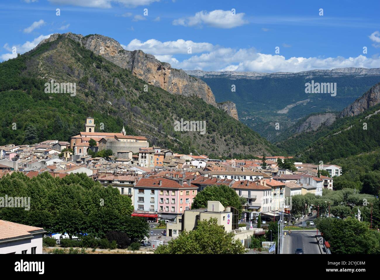 Luftaufnahme oder Hochwinkelaufnahme von Digne-les-Bains und den umliegenden Bergen Der Niederfranzösischen Alpen Alpes-de-Haute-Provence Frankreich Stockfoto