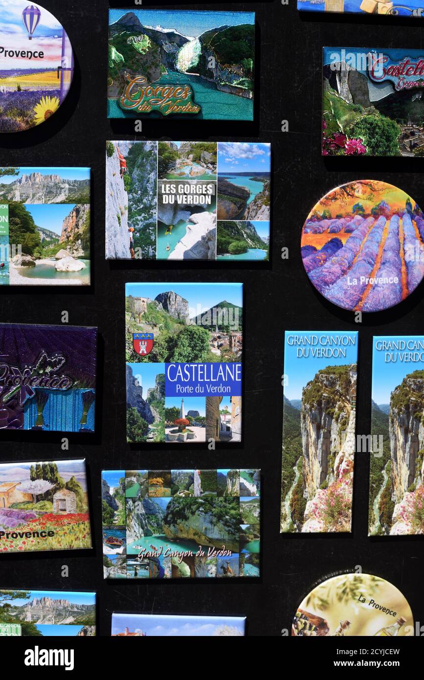 Kühlschrank Magnet Souvenirs zum Verkauf im Geschenkladen oder Geschenk Geschäft der Provence & der Verdon-Schlucht Castellane Alpes-de-Haute-Provence Provence Frankreich Stockfoto