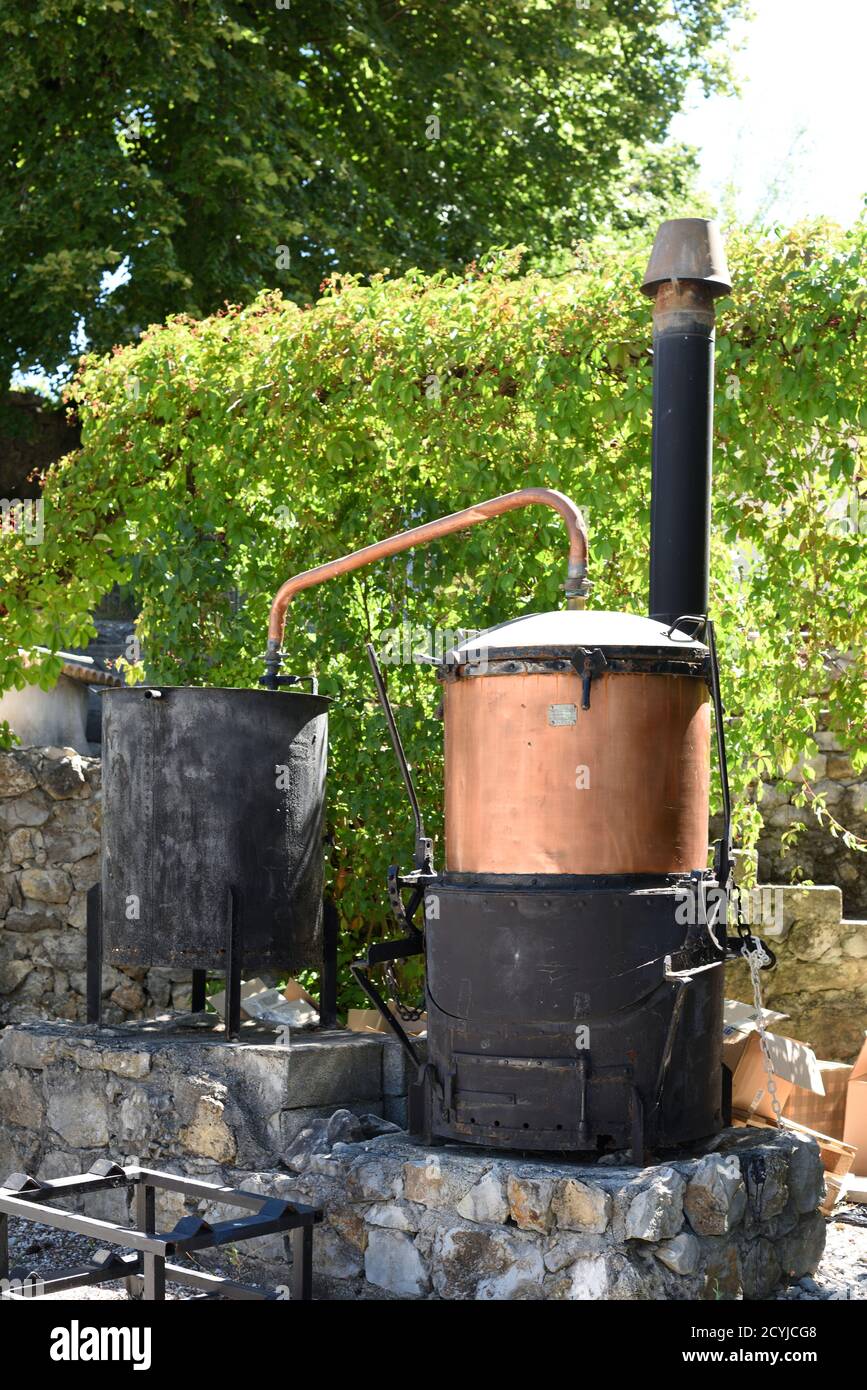 Antike Kupfer-Lavendel-Destillierkolben, Amembik oder alchemistische Destillierkolben Stockfoto