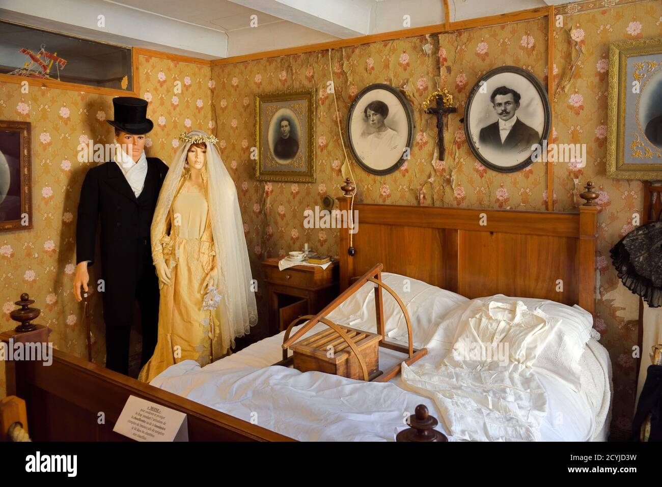 Old Vintage Schlafzimmer mit Bett Wagon Holzrahmen für die Installation  Bettwärmer oder Wärmepfanne zwischen Bettlaken Colmars-les-Alpes Museum  Provence Frankreich Stockfotografie - Alamy