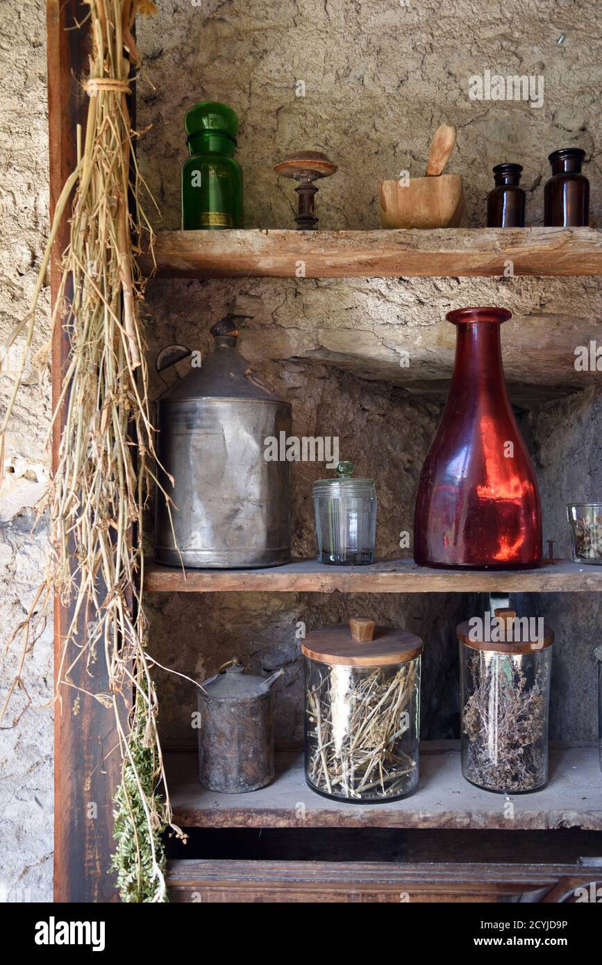 Ausstellung von Vintage Glaswaren und alten Flaschen auf Old Rustikal Holzregale in Colmars oder Colmars-les-Alpes Museum Frankreich Stockfoto