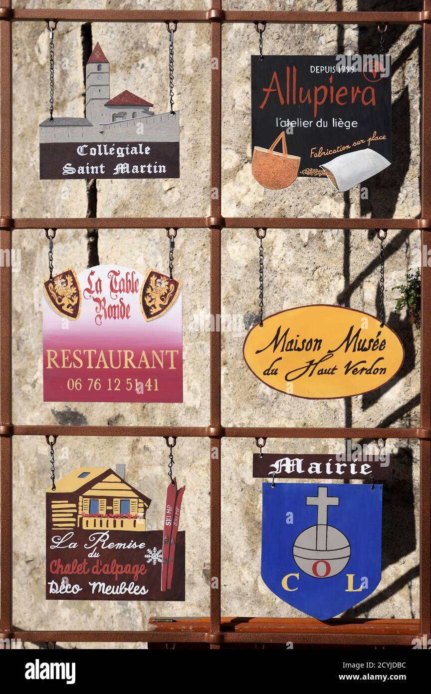 Hängende Metallschilder beworben Touristische Websites, Restaurants und Geschäfte in Colmars oder Colmars-les-Alpes Alpes-de-Haute-Provence Provence Frankreich Stockfoto