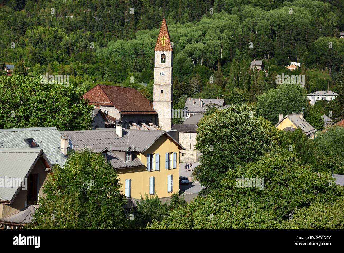 Luftaufnahme oder Hochwinkel Blick über das Alpendorf & Kirche Saint-Martin in Colmars oder Colmars-les-Alpes Alpes-de-Haute-Provence Frankreich Stockfoto