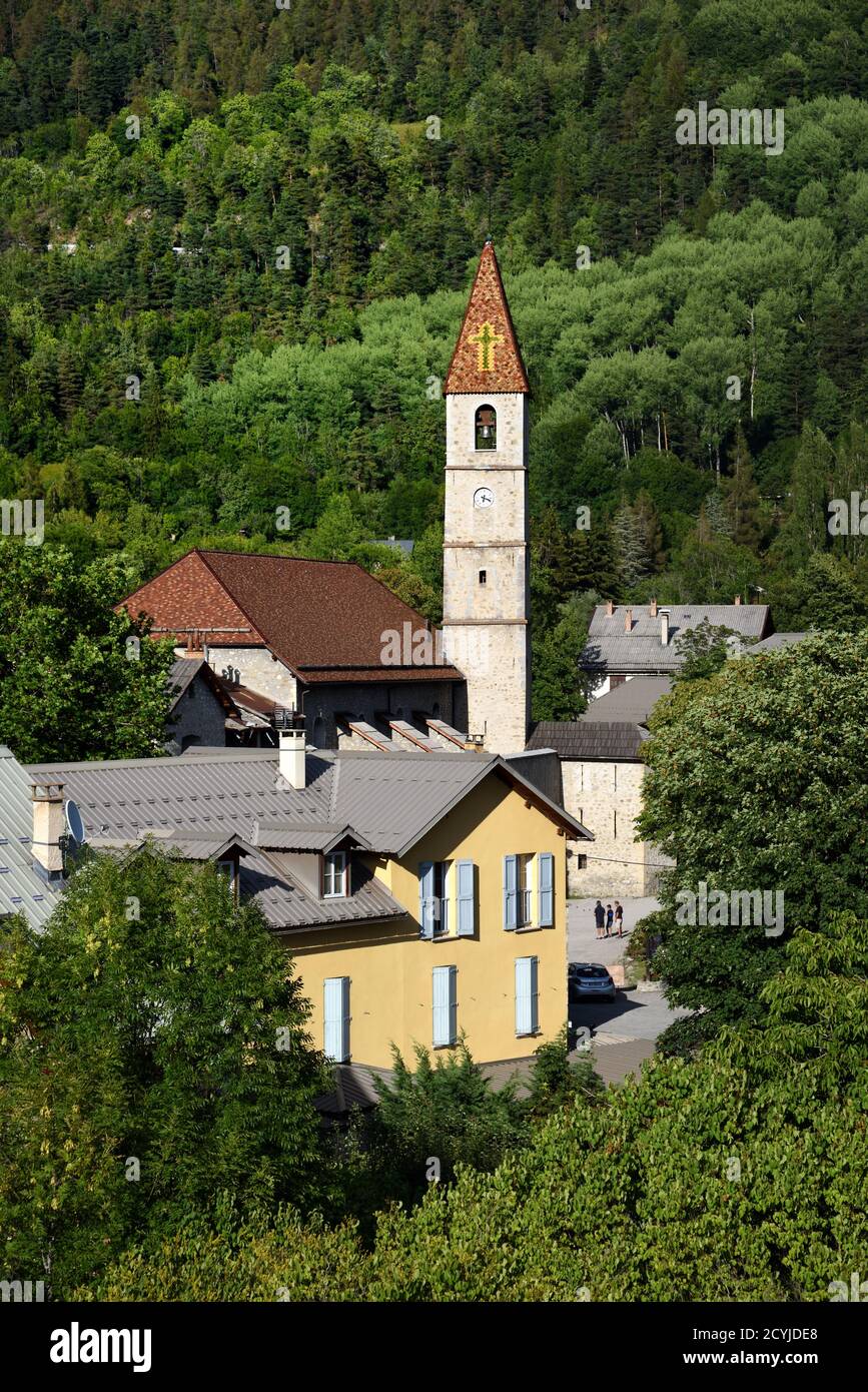 Luftaufnahme oder Hochwinkel Blick über das Alpendorf & Kirche Saint-Martin in Colmars oder Colmars-les-Alpes Alpes-de-Haute-Provence Frankreich Stockfoto