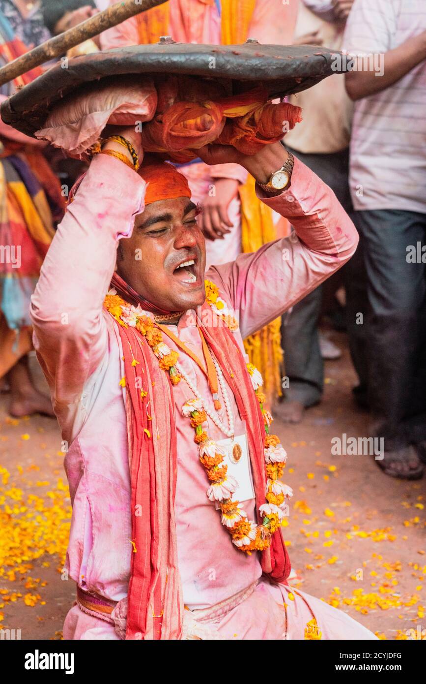 Barsana, Indien - 24. Februar 2018 - Lathmar Holi Festival - Frauen schlagen Männer mit Bambusstäben, bis man aufgibt Stockfoto