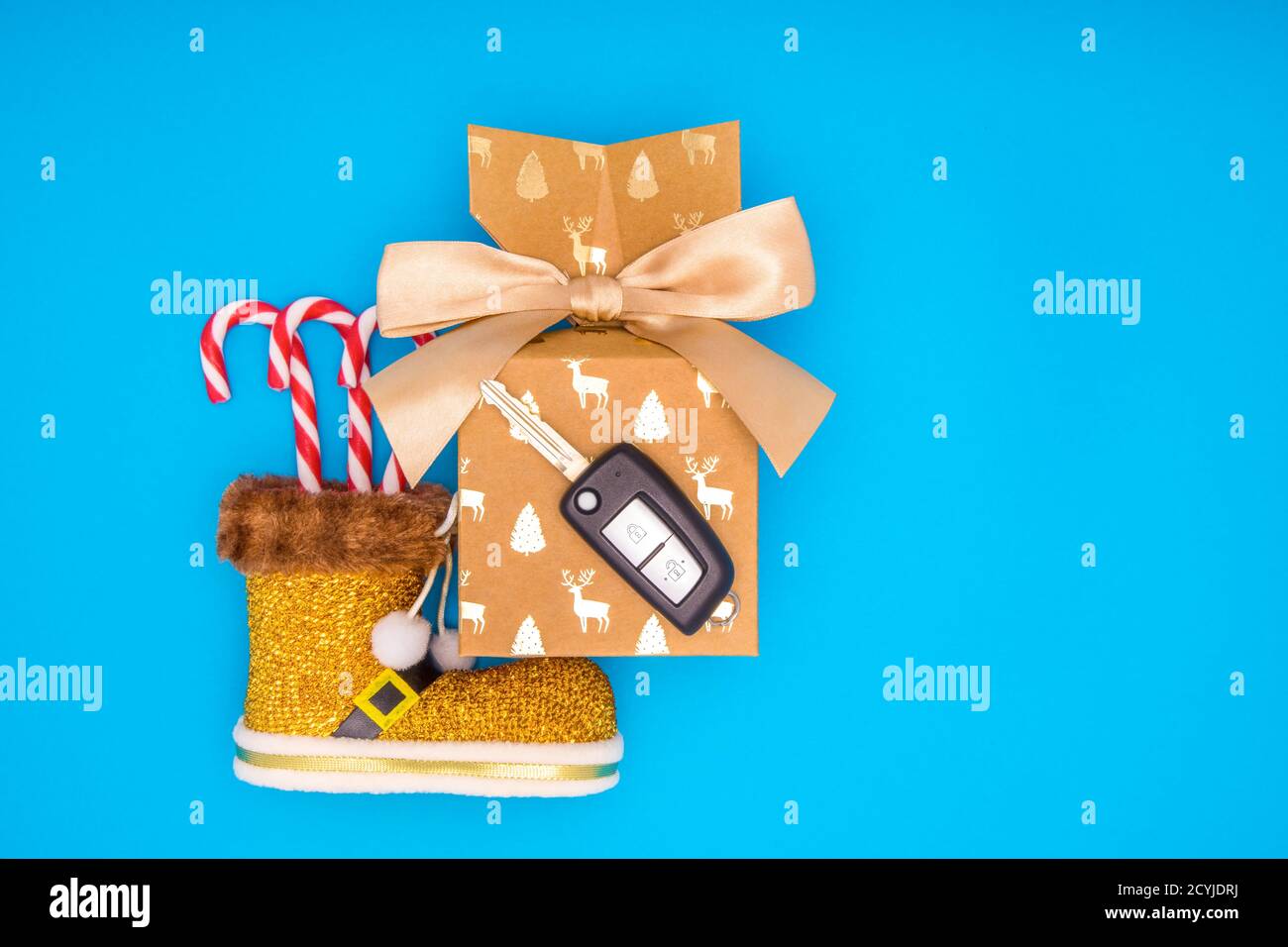 Car Key Als Weihnachten Neujahr Präsentiert Flat Lay Komposition Top View. Stockfoto