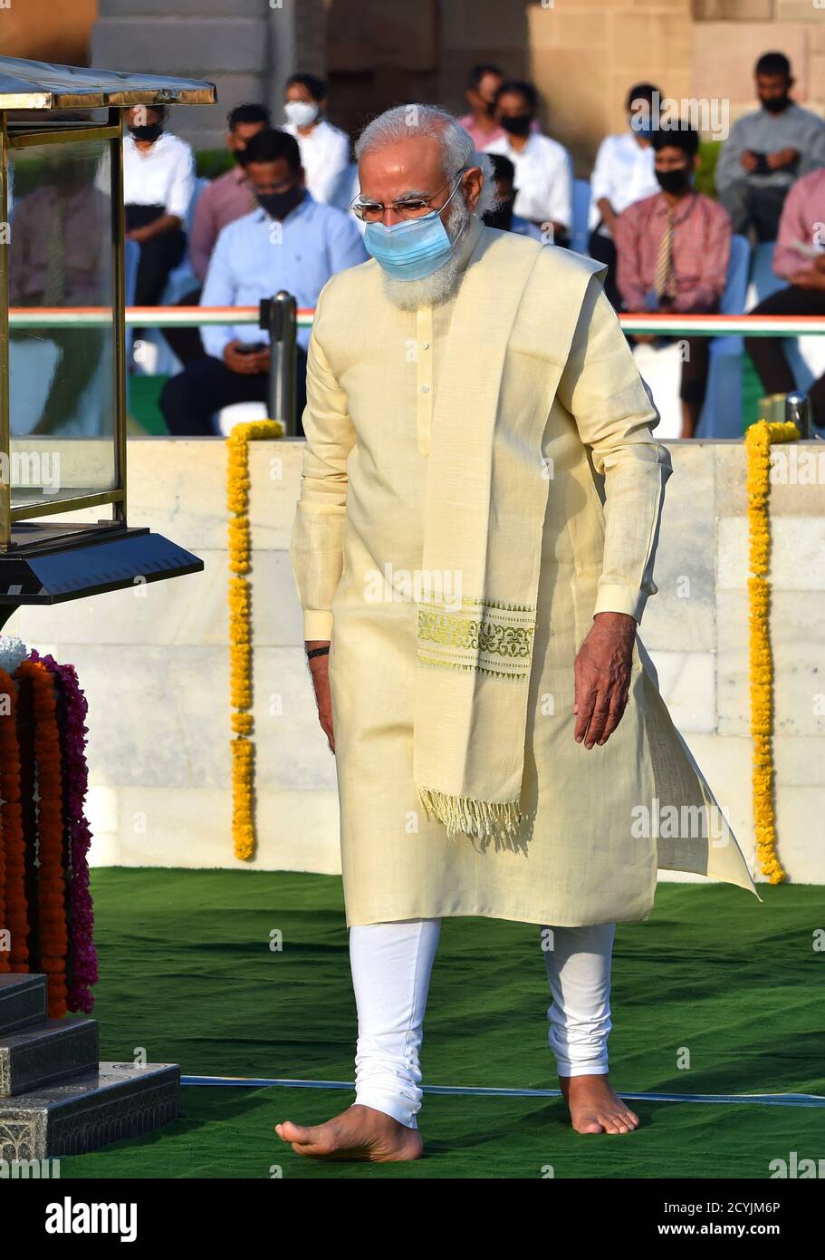 Neu Delhi, Indien. Oktober 2020. Der indische Premierminister Narendra Modi kommt, um in Rajghat, dem Mahatma Gandhi gewidmeten Denkmal, anlässlich des Geburtstages des Unabhängigkeitsführers in Neu Delhi, Ehrungen zu zollen. Quelle: PRASOU/Alamy Live News Stockfoto