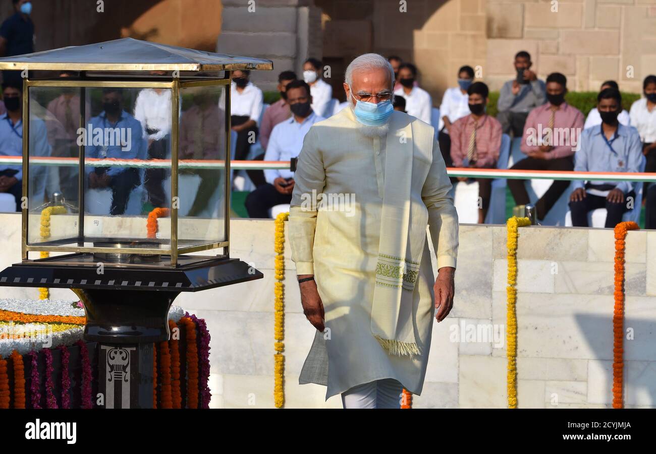 Neu Delhi, Indien. Oktober 2020. Der indische Premierminister Narendra Modi kommt, um in Rajghat, dem Mahatma Gandhi gewidmeten Denkmal, anlässlich des Geburtstages des Unabhängigkeitsführers in Neu Delhi, Ehrungen zu zollen. Quelle: PRASOU/Alamy Live News Stockfoto